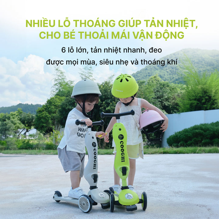 2 em bé đi xe scooter và đội Mũ bảo hiểm Cooghi P3