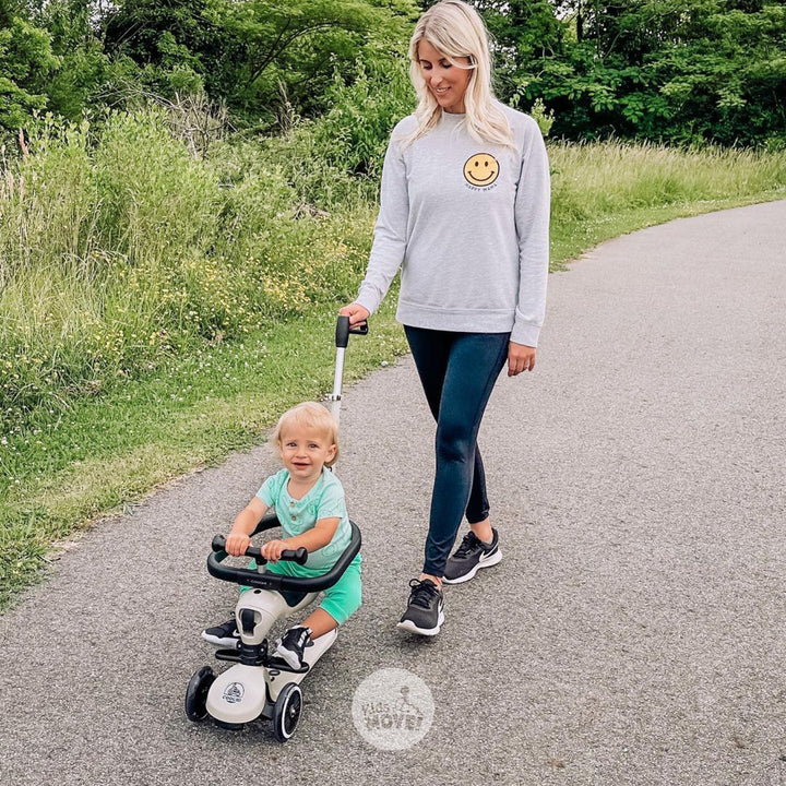 Mẹ đẩy bé trai đi dạo bằng xe scooter Cooghi V4