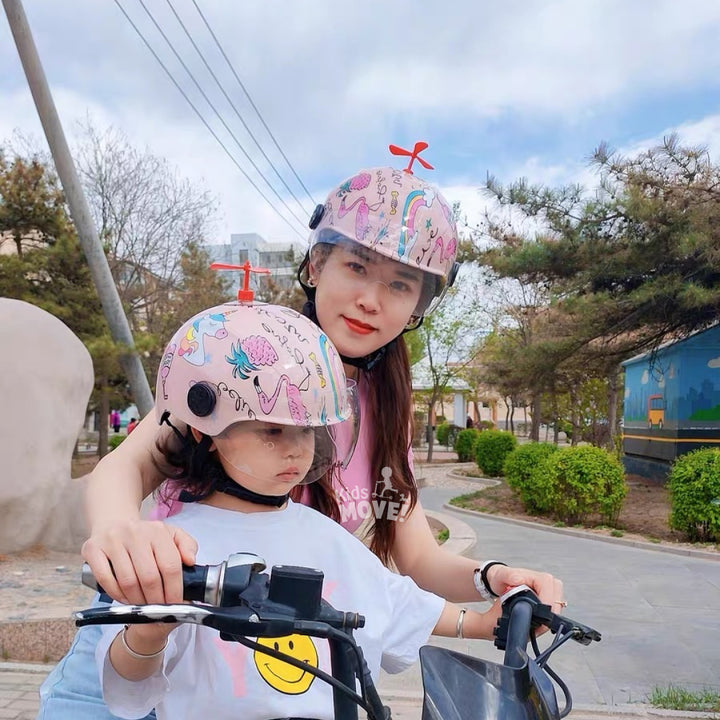 Hình ảnh mẹ và bé đội mũ bảo hiểm có kính Cigna và ngồi trên xe máy